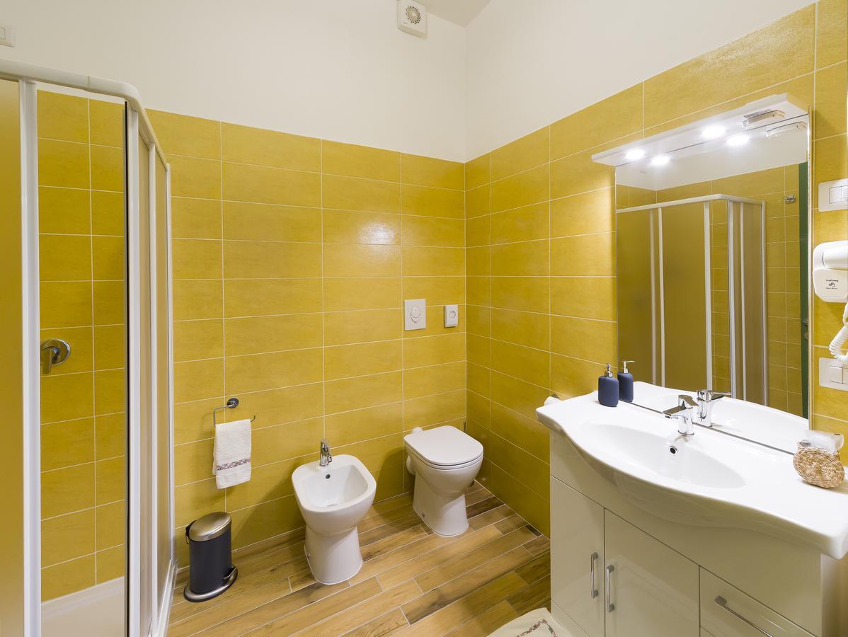 La Nostra Casa In Centro Hotel Lecco Luaran gambar